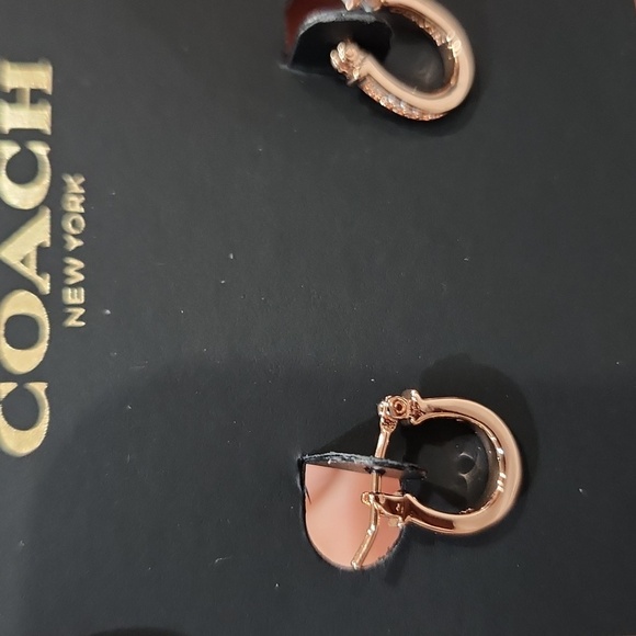🔹️Coach 🔹️ Pave Signature Rose Gold Huggie Earrings - Picture 4 of 5